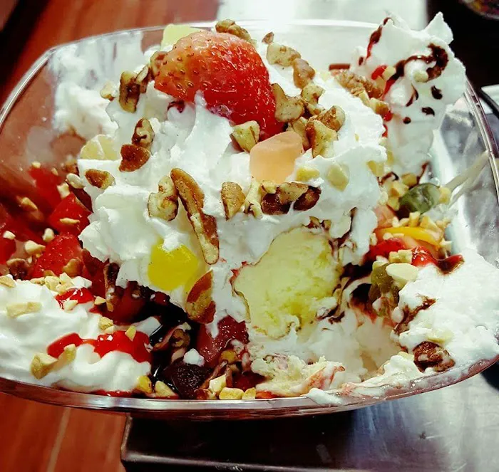 Los Pekes Ice Cream And Coffee Shop Picture 9