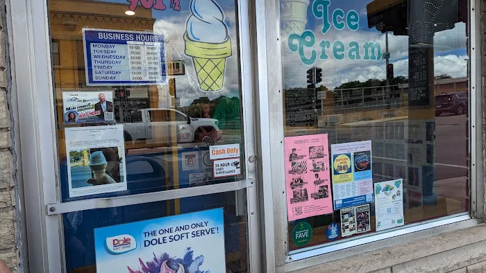 Hole In the Wall Custard & Yogurt Shoppe Picture 2