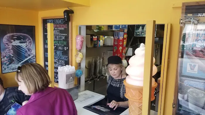 Hole In the Wall Custard & Yogurt Shoppe Picture 8