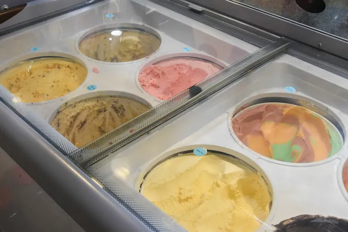 C&W Market and Ice Cream Parlor Picture 4