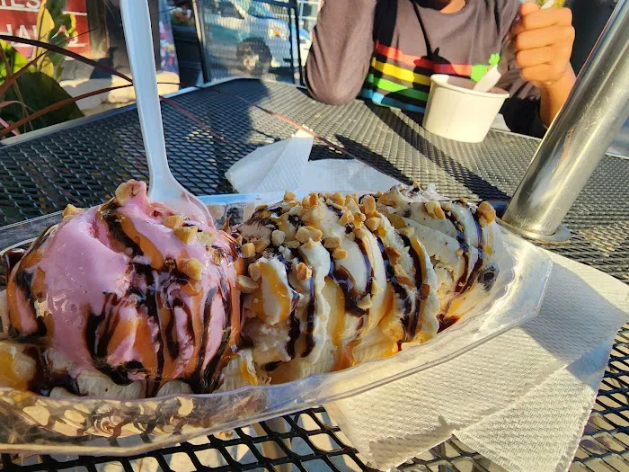 C&W Market and Ice Cream Parlor Picture 9