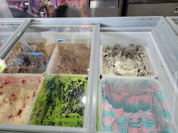 La Michoacana Ice Cream Shop Picture 2