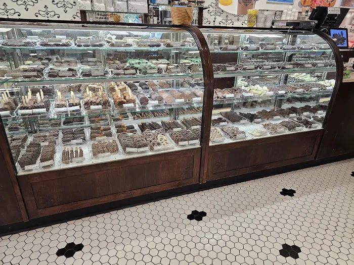 Kilwins Ice Cream - Chocolate - Fudge Picture 4