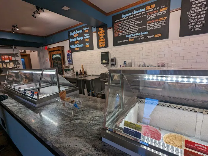 Hansen’s Ice Cream Parlor - Wilmot Picture 4