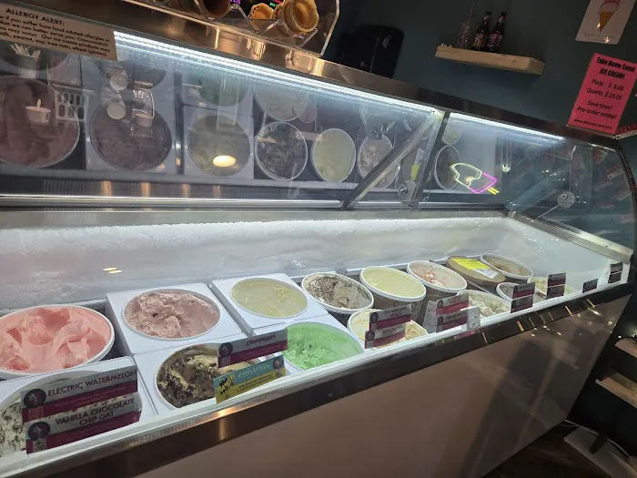 Dini's Ice Cream Shoppe Picture 1