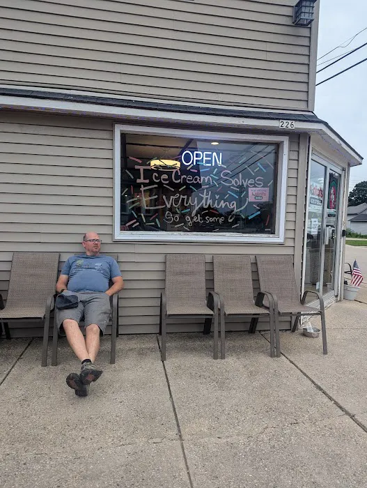 Dini's Ice Cream Shoppe Picture 5
