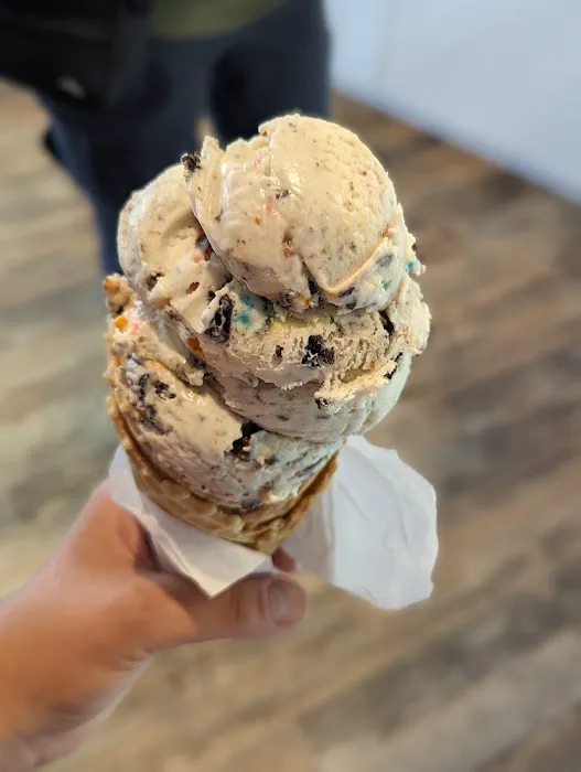 Dini's Ice Cream Shoppe Picture 2