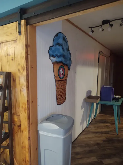Dini's Ice Cream Shoppe Picture 10