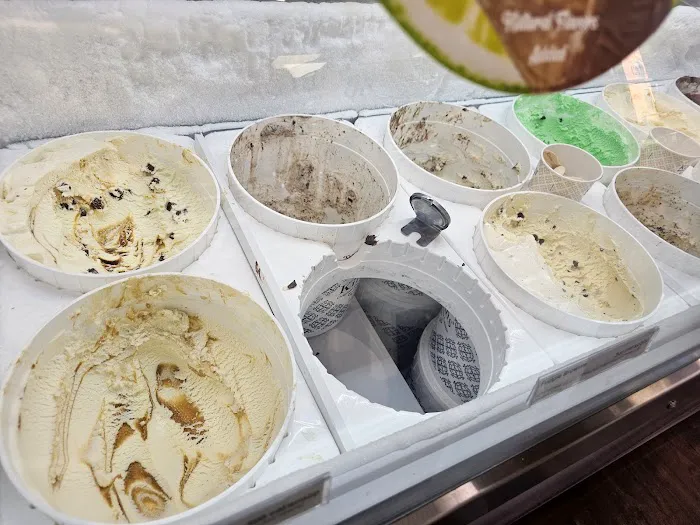 Kilwins Ice Cream - Chocolate - Fudge Picture 5