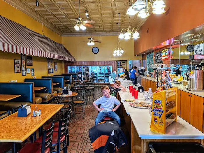 Alexander's On The Square Picture 4