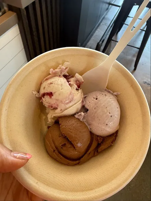 Love's Ice Cream & Chocolate Picture 4