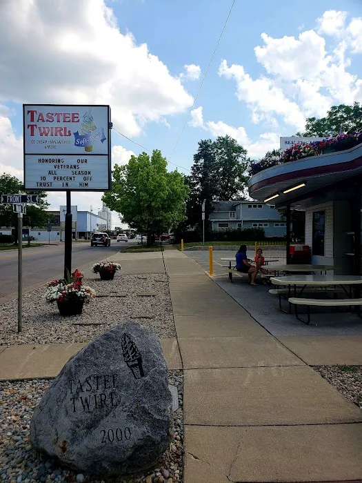 TASTEE TWIRL Picture 9