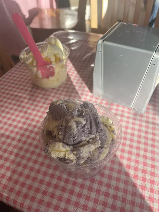 Pinkie's Ice Cream and Desserts Picture 7