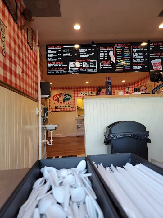 Mullen's Dairy Bar - Oconomowoc Picture 9