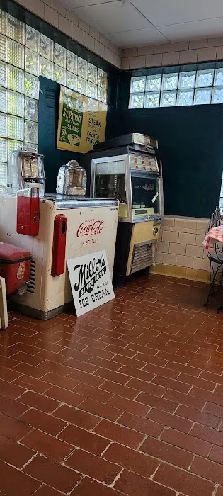 Miller's Ice Cream Parlor Picture 4