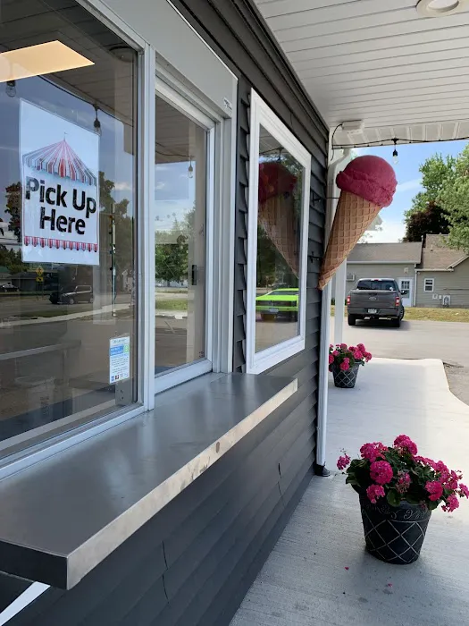 Big Top Ice Cream Shop Picture 2