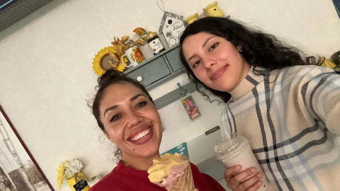 Honey Bee's Cafe and Ice Cream Picture 1