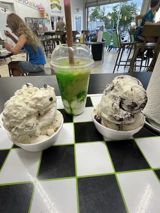 Ducky's Snowballs & Ice Cream Picture 6