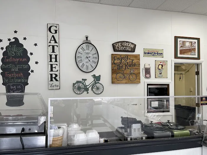 Stoner's Ice Cream Parlor Picture 4