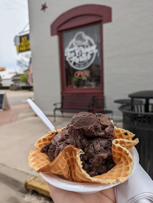 Stoner's Ice Cream Parlor Picture 9