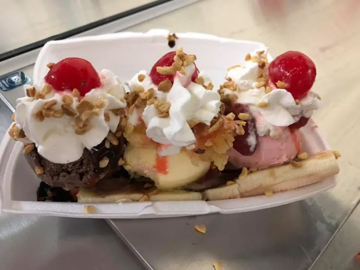 Sweet n' Saulty Ice Cream Parlor Picture 3