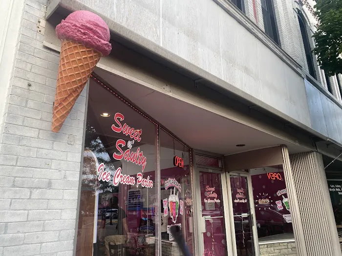 Sweet n' Saulty Ice Cream Parlor Picture 2