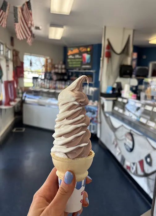 Buoy 18 Ice Cream, Miniature Golf, Bubble tea, Arcade Picture 3