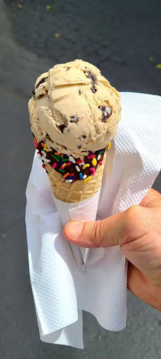 Mona’s Eats + Treats Picture 1