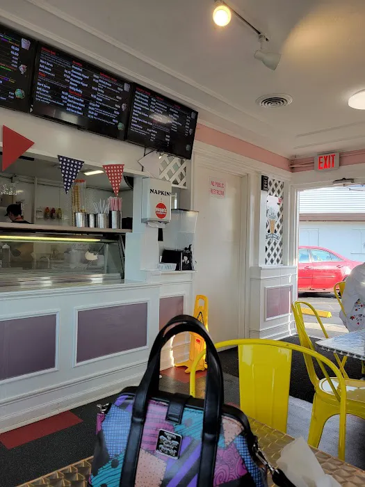 Mona’s Eats + Treats Picture 9