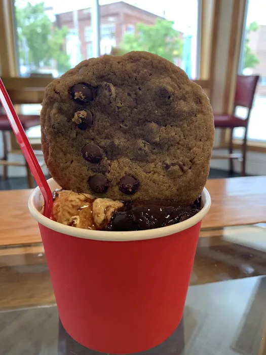 Lisa's Ice Cream and Donuts Picture 7
