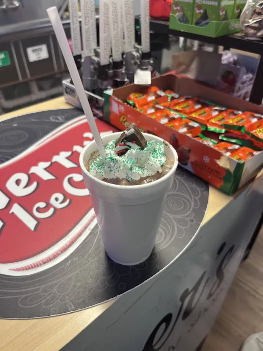 Strawsers Ice Cream Pop and candy shop Picture 8