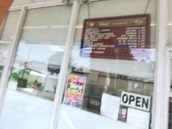 Young's Drive-In Picture 9