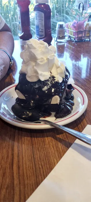 Ella Mae’s Sundaes Picture 2