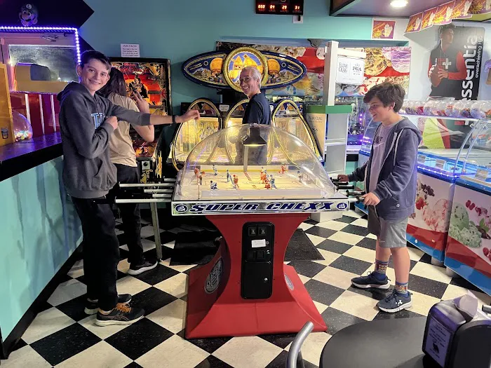 HIGH SCORE Ice Cream & Arcade Picture 4