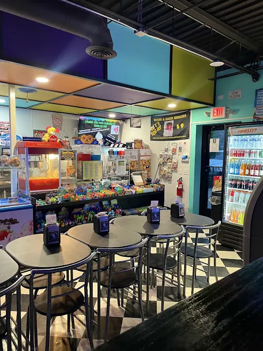 HIGH SCORE Ice Cream & Arcade Picture 6