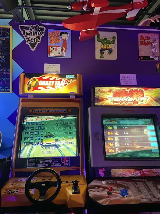 HIGH SCORE Ice Cream & Arcade Picture 7