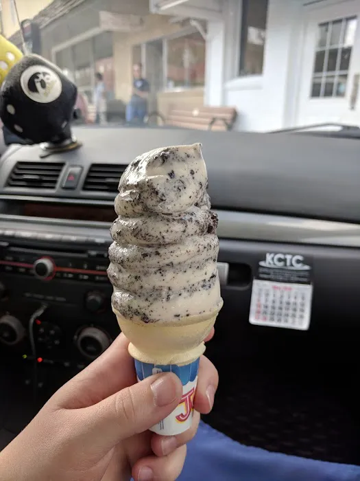 Yotty's Ice Cream Shop Picture 3