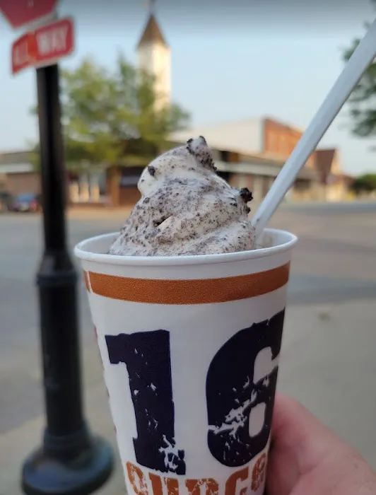 Yotty's Ice Cream Shop Picture 2