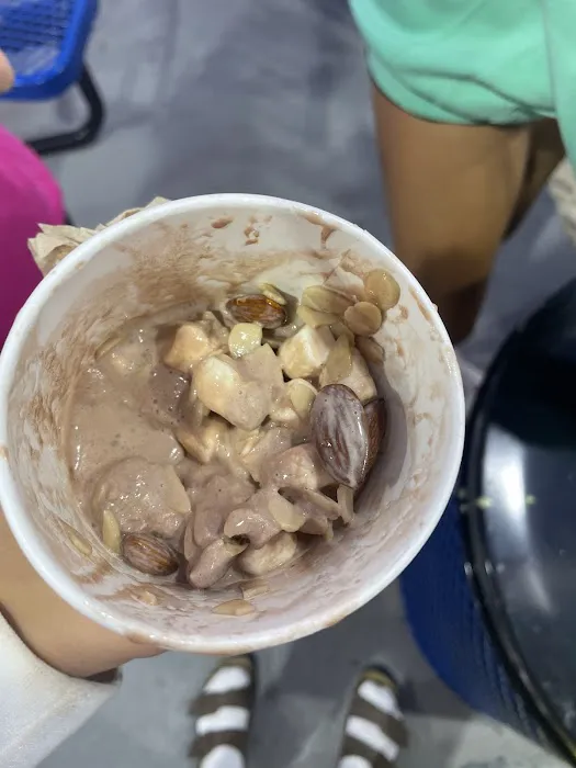 SCOOPS ICE CREAM Picture 6