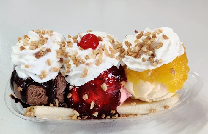 The Widows Walk Ice Creamery Picture 3