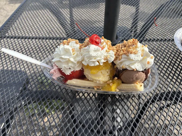 The Widows Walk Ice Creamery Picture 6