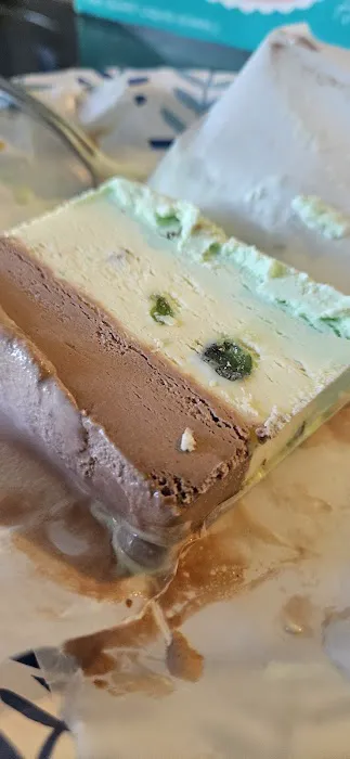 Alinosi Ice Cream & Candy Co. Picture 4