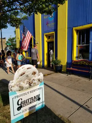 Blue Moon Ice Cream Shoppe Picture 2