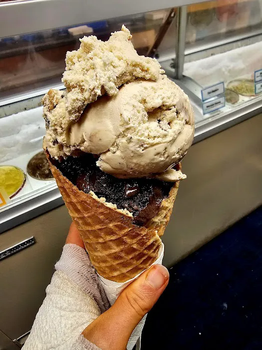 Scoops On Beverly Picture 6