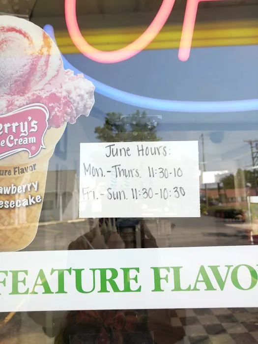 J's Mainstreet Ice Cream and Hot Dog Shoppe Picture 5