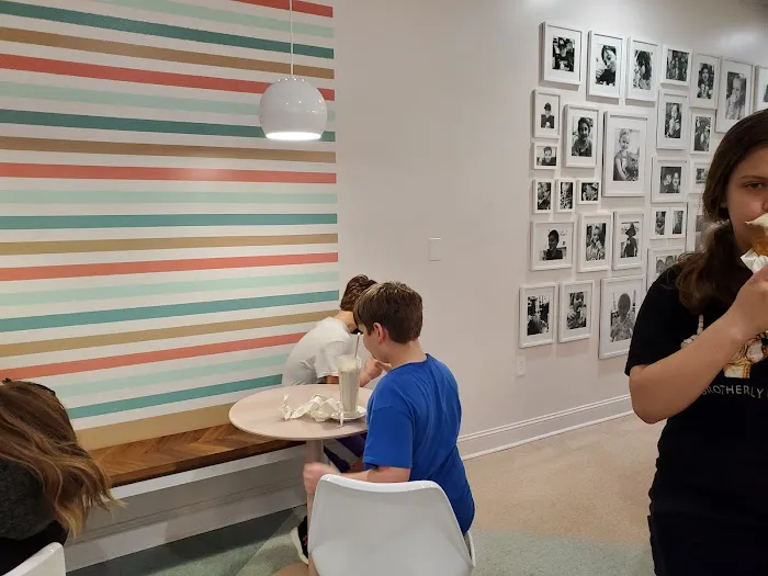 Freshie's Ice Cream & Soda Fountain Picture 7