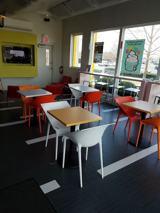 Frenchies Frozen Yogurt Lounge Picture 3