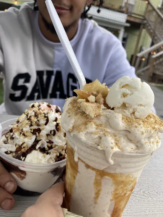 Sugar Creek Snowy & Sweet Ice Cream Shop Picture 9