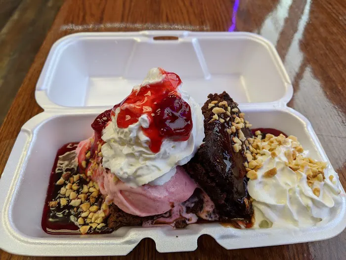 Sugar Creek Snowy & Sweet Ice Cream Shop Picture 7