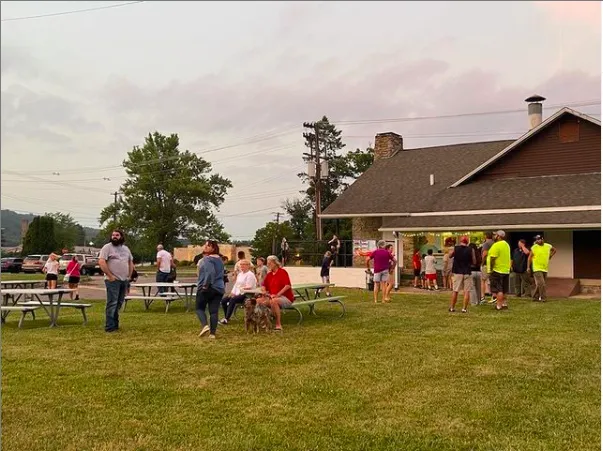 Mountain Top Ice Cream Shop Picture 9